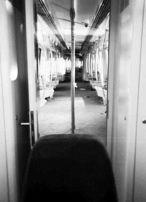 透過(guò)擋風(fēng)玻璃，依稀能看到車廂內(nèi)的樣子
