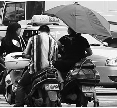 昨日，鄭州市鄭州花園路與農(nóng)業(yè)路交叉口，電動車裝傘埋下安全隱患