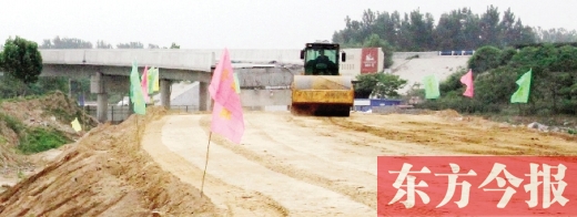 　昨日，正在施工中的鄭州市文化路與連霍高速互通式立交