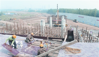 中原西路西南繞城高速公路互通式立交項(xiàng)目已完成總工程量的35%。