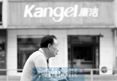 　這一切，將會給康潔公司、加盟商，乃至鄭州洗衣行業(yè)，帶來什么？ 記者 趙卓/攝