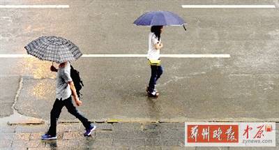 昨天傍晚，市民在雨中行走。