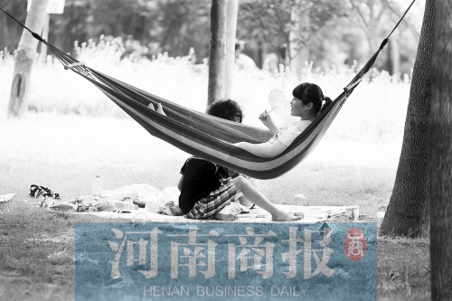 天又熱了起來，外出游玩，記得防曬哦 記者 趙卓/攝　
