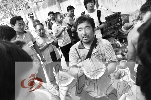 為了表示感謝，陳小立切西瓜分給大家吃。