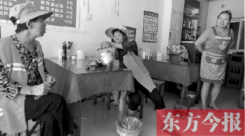 7月30日下午，鄭州市建設(shè)路一家面館老板毋女士，給兩位環(huán)衛(wèi)工端水解暑