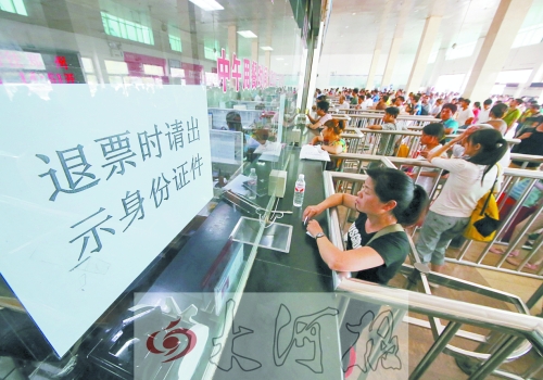 洛陽火車站退票窗口前，一名乘客正在退票。