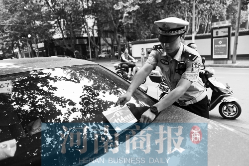 有了這張挪車卡，不會泄露隱私，別人又能方便地聯(lián)系上自己記者 邱曉峰/攝