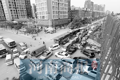 路口四個(gè)方向直行、左轉(zhuǎn)交織，車輛相互抵頭，無法正常通行