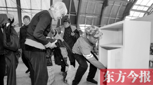 　11月5日，孫德坤把棉衣送到今報(bào)的一處“愛有所衣”站點(diǎn)
