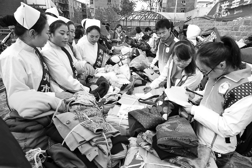 鄭州慈善志愿者暖冬行動(dòng)啟動(dòng)，志愿者將把閑置衣物送給需要的人。