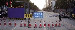 桐柏路西側(cè)，圍擋內(nèi)已經(jīng)不允許汽車通行。