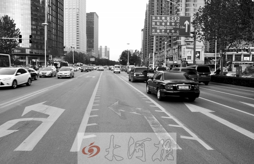 這條畫有多條短斜線的車道就是可變車道，視車流量大小而定，直行車輛多時(shí)它是一個(gè)直行車道，左轉(zhuǎn)車輛多時(shí)它