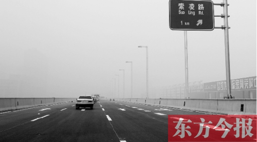 昨天上午，東方今報(bào)記者跟隨鄭州市交巡警部門，提前探路已具備通車條件的鄭州市三環(huán)快速路