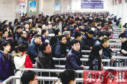 鄭州火車站迎來節(jié)后最后一波客流高峰。昨日，售票廳內(nèi)人頭攢動(dòng)
