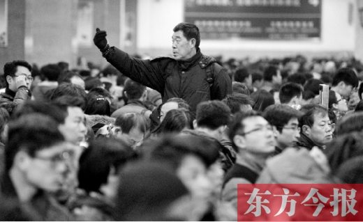 一場雨夾雪讓鄭州火車站的客流又增加了不少。昨天，售票大廳內(nèi)排隊購票的旅客摩肩接踵