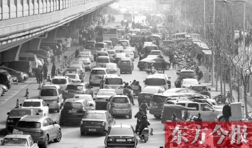 鄭大一附院北門(mén)的馬路被非機(jī)動(dòng)車(chē)占去一條車(chē)道，這里也極易造成交通擁堵