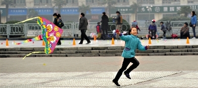 昨日,省會(huì)天氣晴好,春意盎然。上午,在綠城廣場(chǎng),一個(gè)小女孩在快樂地放風(fēng)箏。