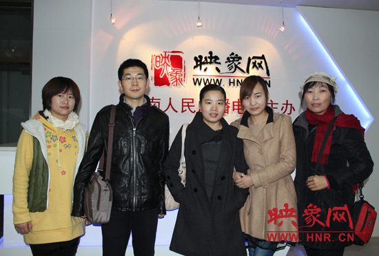 網(wǎng)友出發(fā)前和東方今報記者劉長征、河南電臺新聞廣播記者王巴燕（左二、左三）合影