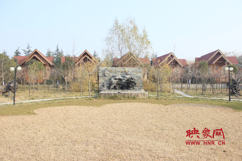 后面就是小別墅，前面是個(gè)廣場(chǎng)