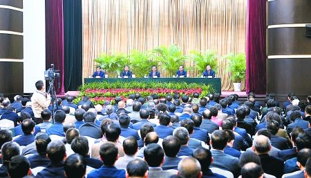 昨日，全市領(lǐng)導(dǎo)干部大會(huì)在渝州賓館舉行。 重慶日?qǐng)?bào)圖