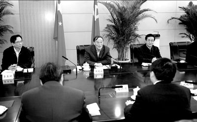 11月30日，中共中央政治局常委、中央紀(jì)委書記王岐山在北京主持召開座談會(huì)，聽取專家學(xué)者對(duì)黨風(fēng)廉政建設(shè)和反腐敗工作的意見(jiàn)和建議。新華社發(fā)