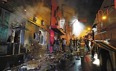 27日凌晨，巴西南里奧格蘭德州圣瑪麗亞市一家夜總會(huì)突發(fā)大火，造成至少245人死亡。圖為消防人員正在現(xiàn)場(chǎng)滅火救援。