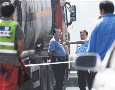 陜西“表哥”楊達(dá)才在車禍現(xiàn)場(chǎng)。資料圖