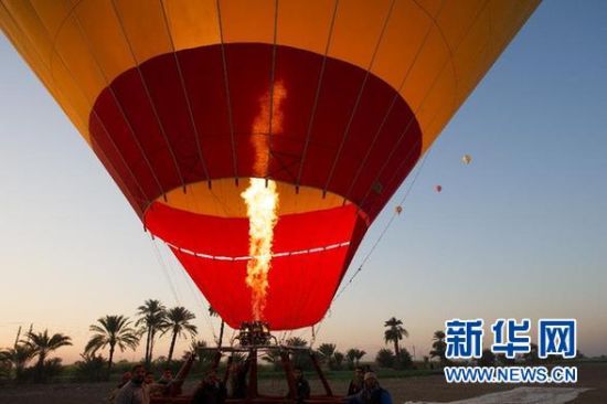 這是2012年2月20日在埃及盧克索拍攝的熱氣球著陸的資料照片。 新華社記者李木子攝