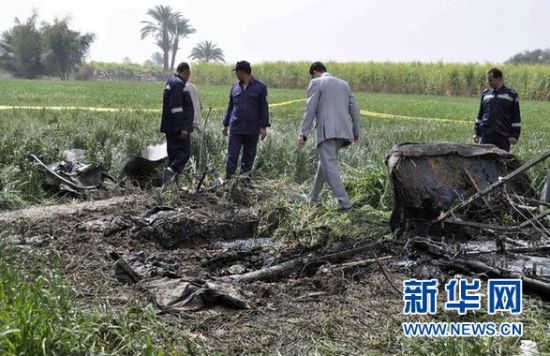 2月26日，在埃及旅游城市盧克索附近，警察和救援人員在發(fā)生熱氣球爆炸事故的現(xiàn)場查看熱氣球殘骸。