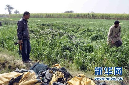 2月26日，在埃及旅游城市盧克索附近，當?shù)匕踩藛T在發(fā)生熱氣球爆炸事故的現(xiàn)場查看。