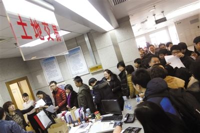 2月28日，北京市土地交易市場，各房地產(chǎn)企業(yè)代表準(zhǔn)備競拍房山、大興、朝陽的13塊土地。