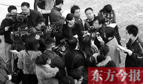 經(jīng)適房“下課”，公租房的申請、租金等備受關注，圖為鄭州市房管局規(guī)劃和住房保障處處長馮榮智被媒體記者“