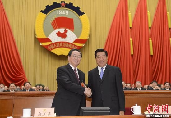 3月11日下午，全國(guó)政協(xié)十二屆一次會(huì)議在北京人民大會(huì)堂舉行第四次全體會(huì)議，俞正聲當(dāng)選政協(xié)第十二屆全國(guó)委員會(huì)主席。圖為政協(xié)第十一屆全國(guó)委員會(huì)主席賈慶林和俞正聲握手，表示祝賀。中新社發(fā) 廖攀 攝