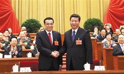 昨日，人大會(huì)議投票表決，決定李克強(qiáng)為國(guó)務(wù)院總理后，習(xí)近平和李克強(qiáng)親切握手。 新華社記者 蘭紅光 攝