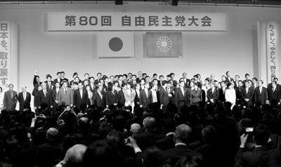 3月17日，日本自民黨黨員在東京出席自民黨年度大會。新華社發(fā)