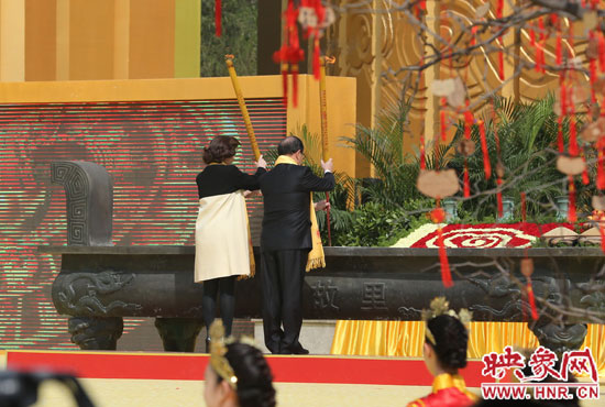 中國國民黨副主席蔣孝嚴(yán)及其夫人凈手上香 。映象網(wǎng)記者 邵恰 攝