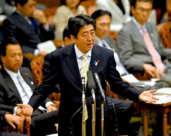 23日，安倍在參議院預(yù)算委員會發(fā)表講話。