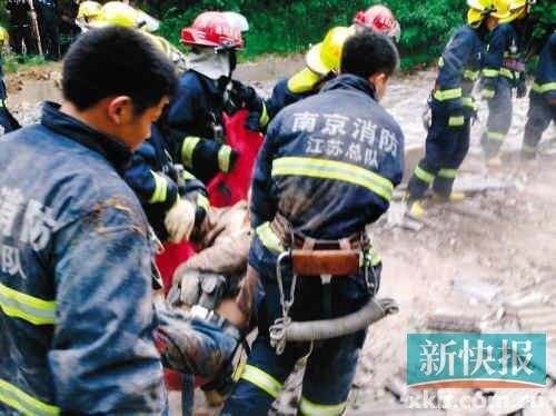 ■江蘇消防人員在現(xiàn)場(chǎng)搶救受傷者。CFP供圖