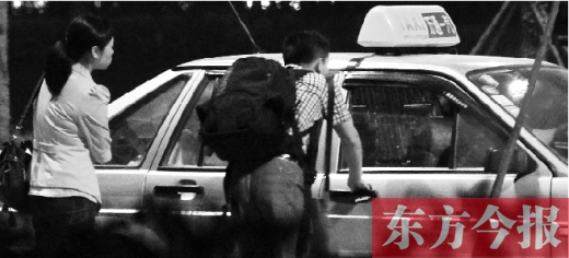 5月1日，記者夜探鄭州火車(chē)東站黑出租車(chē)，司機(jī)告知記者不打表40元，記者上車(chē)錄音取證