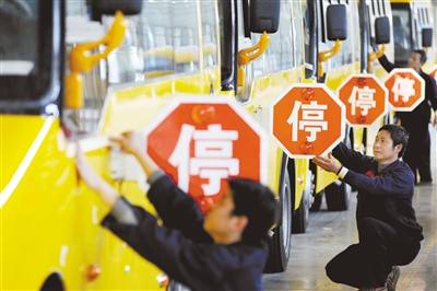 4月28日，江西上饒，江西博能上饒客車員工正在為銷往廣東客戶的訂單大鼻子校車做最后的質(zhì)量安檢。圖/CFP