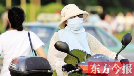 　昨日，鄭州街頭，一些女士全副“捂”裝，只為防暑防曬