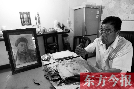 　魏樹(shù)紹手拿《物權(quán)法講義》手稿，在講訴先祖書寫“物權(quán)法”的歷史（相框里就是魏聯(lián)奎）