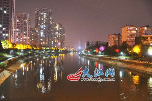 夜幕下的玉帶河，風(fēng)景很好，但是臭氣熏天。