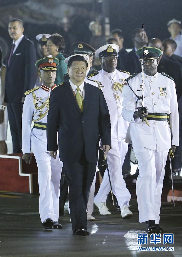 這是習(xí)近平主席檢閱儀仗隊(duì)。姚大偉 攝