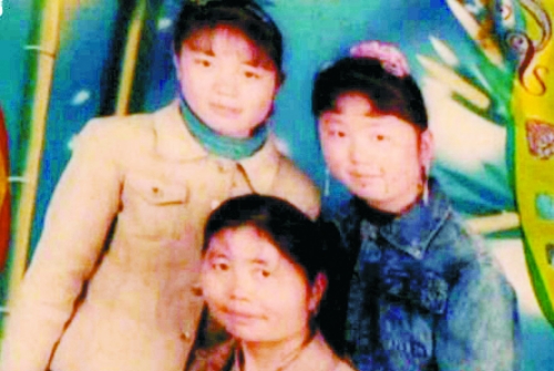 兩個女兒已長大成人,妻子也已歸來,這個分離12年的家庭,離幸福越來越近(翻拍)。