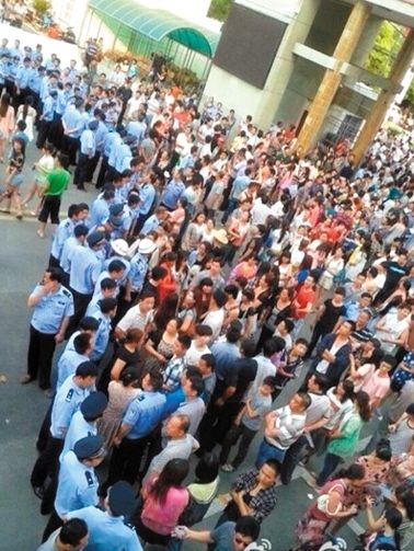 　考生家長圍堵在考點門口。 網絡截圖