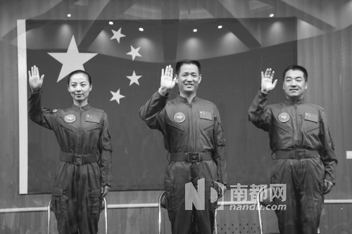 神舟十號航天員王亞平(左)、聶海勝(中)、張曉光(右)。 新華社發(fā)