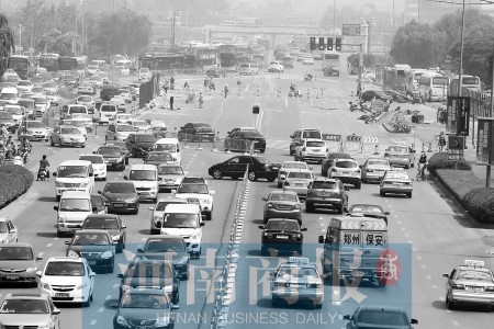 花園路封道施工，通行不暢 王春勝/攝