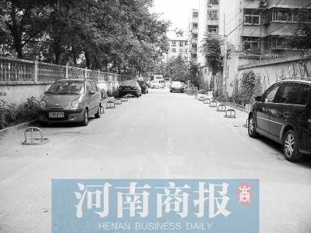 城市公共道路，成了很多人的“停車場” 記者 邱曉峰/攝