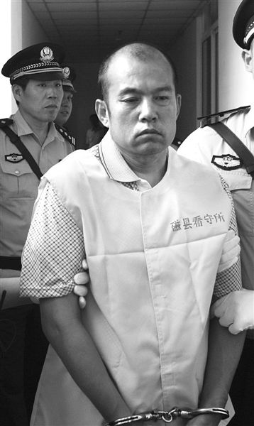 王書(shū)金前日被帶往邯鄲中院受審。 新華社發(fā)